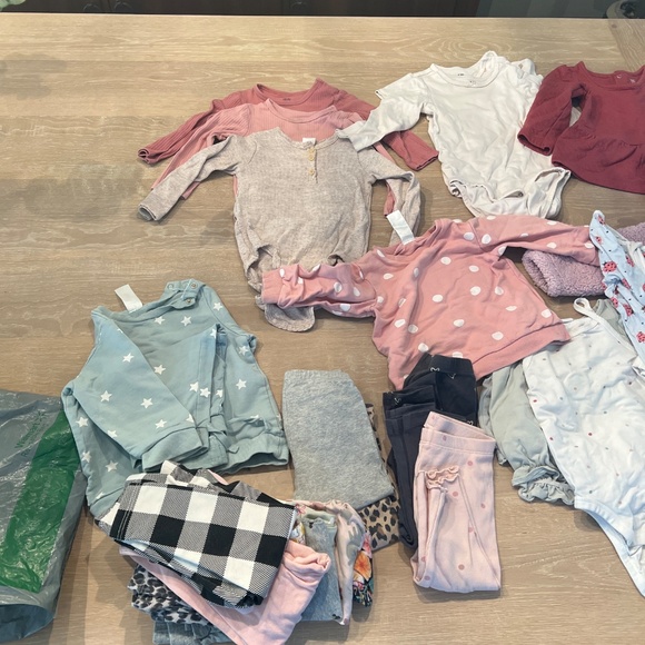 Lot 12 month clothes - Picture 2 of 6